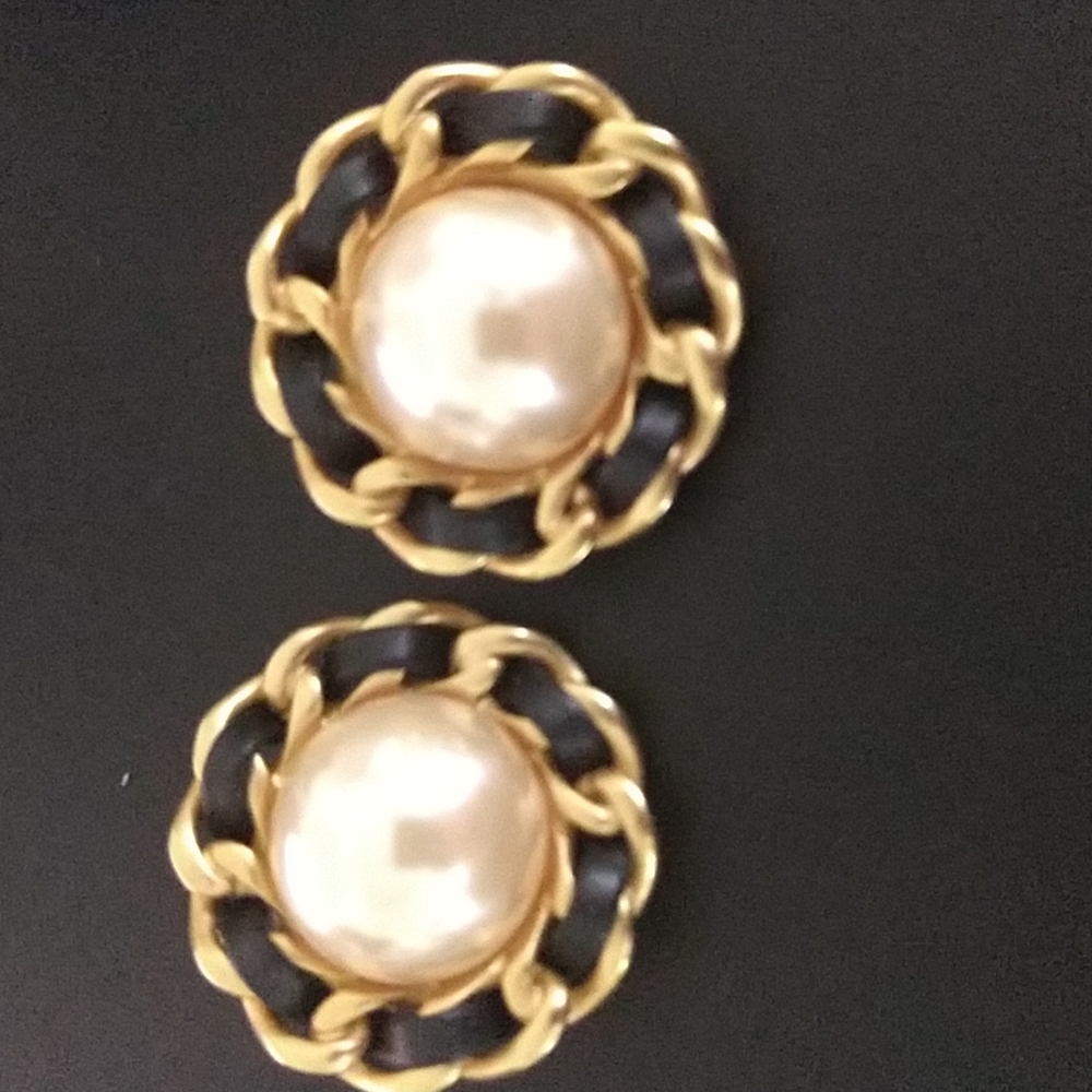 EUC Çhanel style clip earrings.